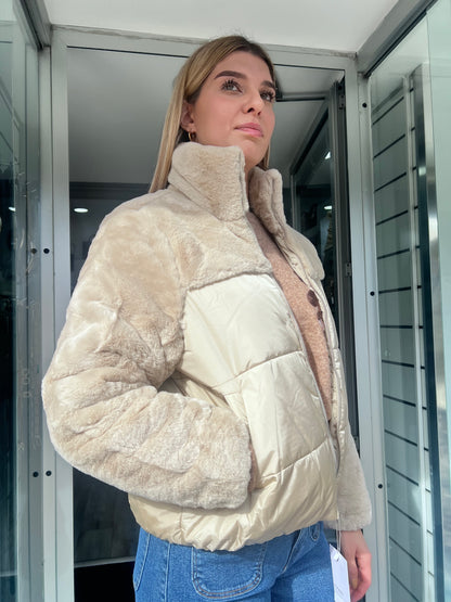 Vista laterale giubbotto Popperes con collo alto e pelliccia sintetica