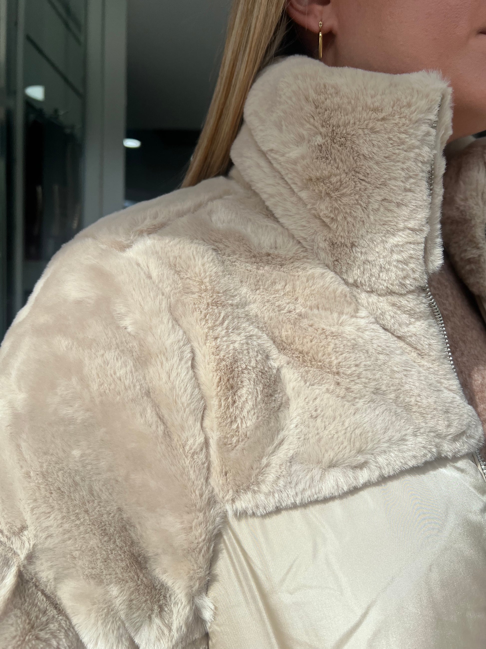 Dettaglio pelliccia sintetica e chiusura zip giubbotto Popperes