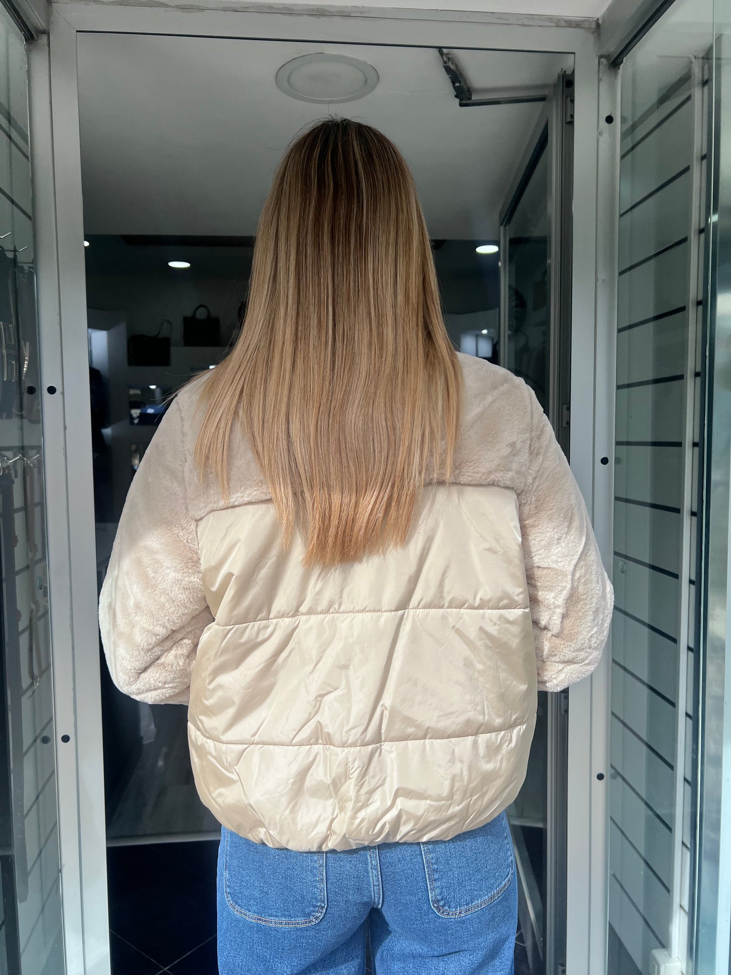 Dettaglio posteriore giubbotto imbottito Popperes con zip e cuciture trapuntate