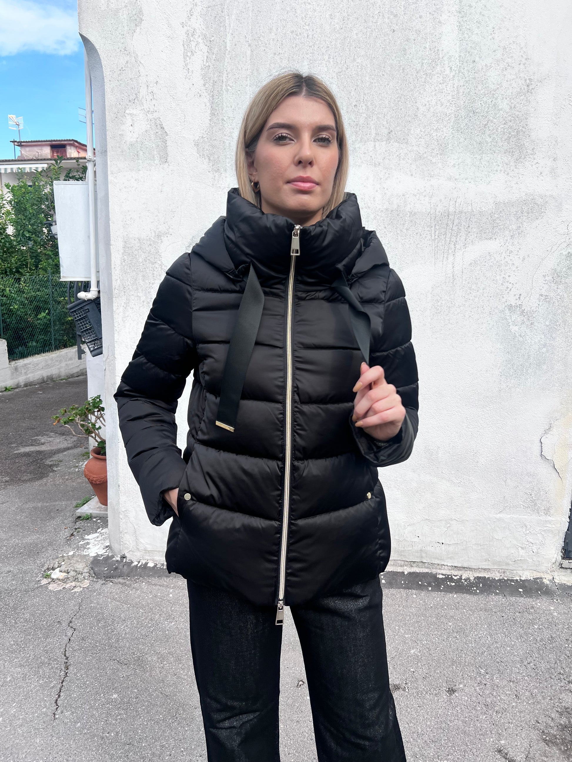 Giubbotto invernale Over Black Miss Più - modella indossa il giubbotto nero