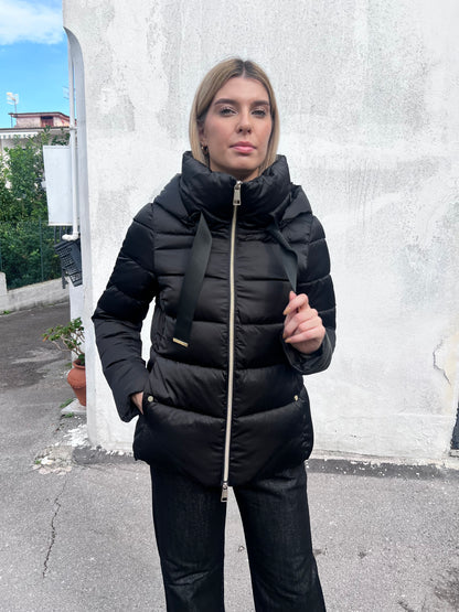 Giubbotto invernale Over Black Miss Più - modella indossa il giubbotto nero