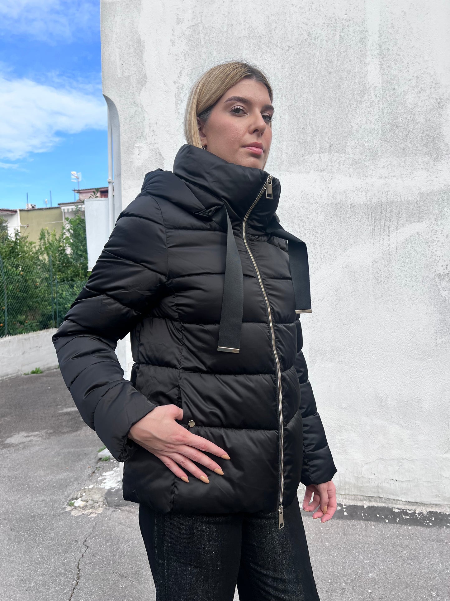 Giubbotto imbottito Over Black Miss Più - vista laterale con cappuccio