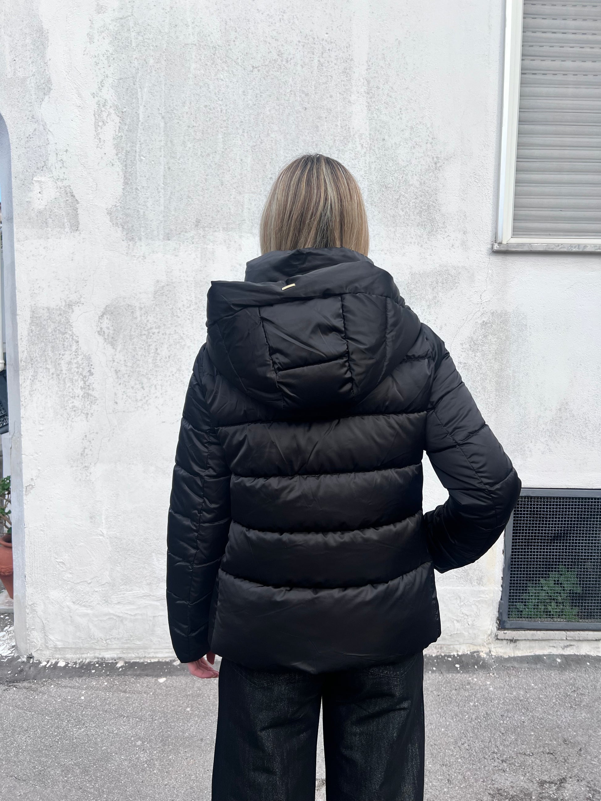 Giubbotto imbottito Over Black Miss Più nero - dettaglio vestibilità e stile vista posteriore