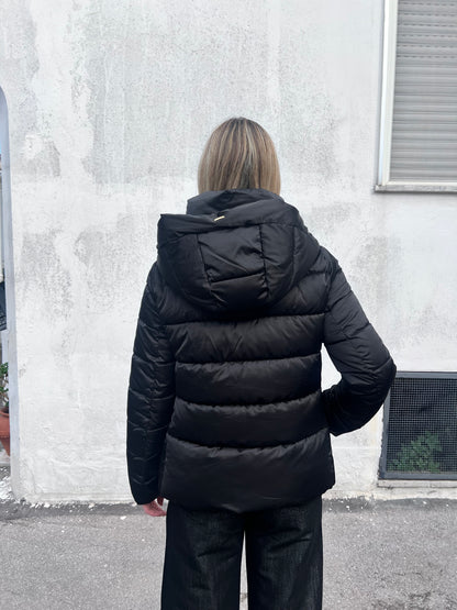 Giubbotto imbottito Over Black Miss Più nero - dettaglio vestibilità e stile vista posteriore