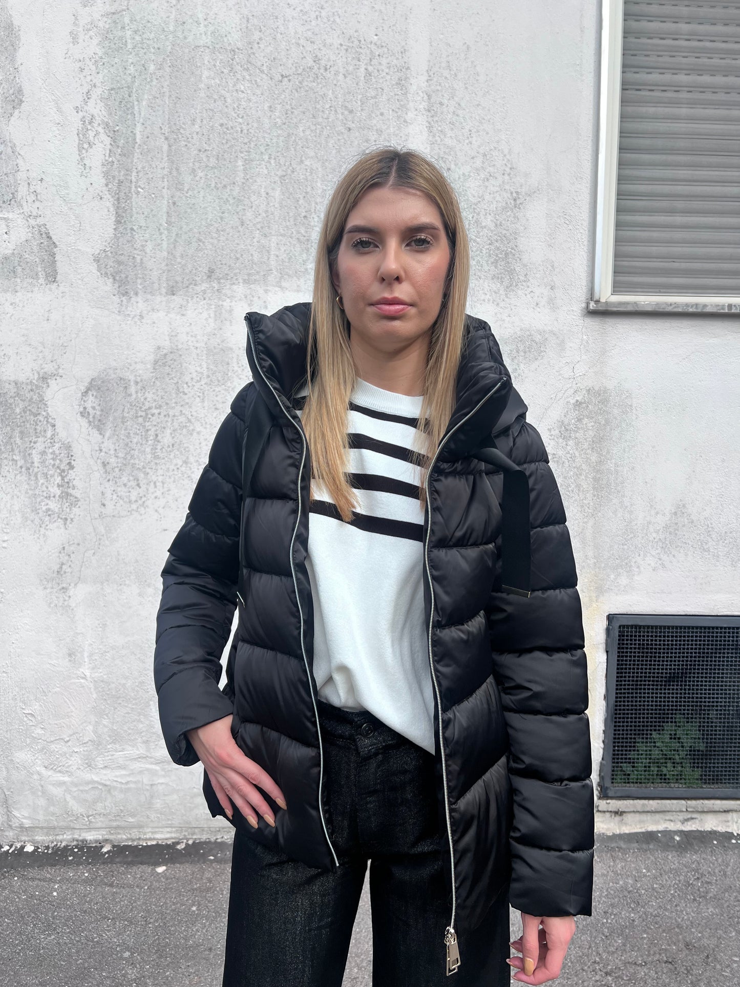 Giubbotto Over Black donna con cappuccio removibile - vista completa indossato