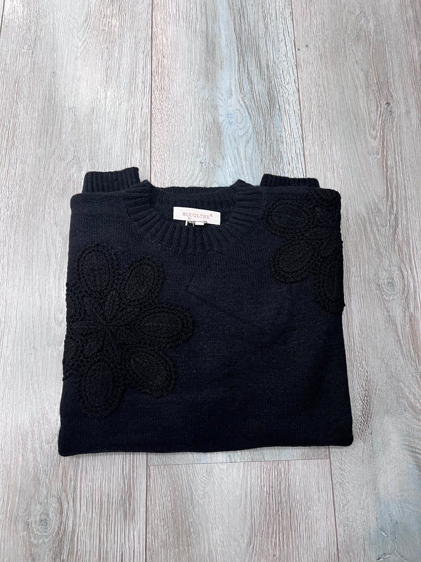  maglione girocollo donna in nero con decorazioni floreali uncinetto
