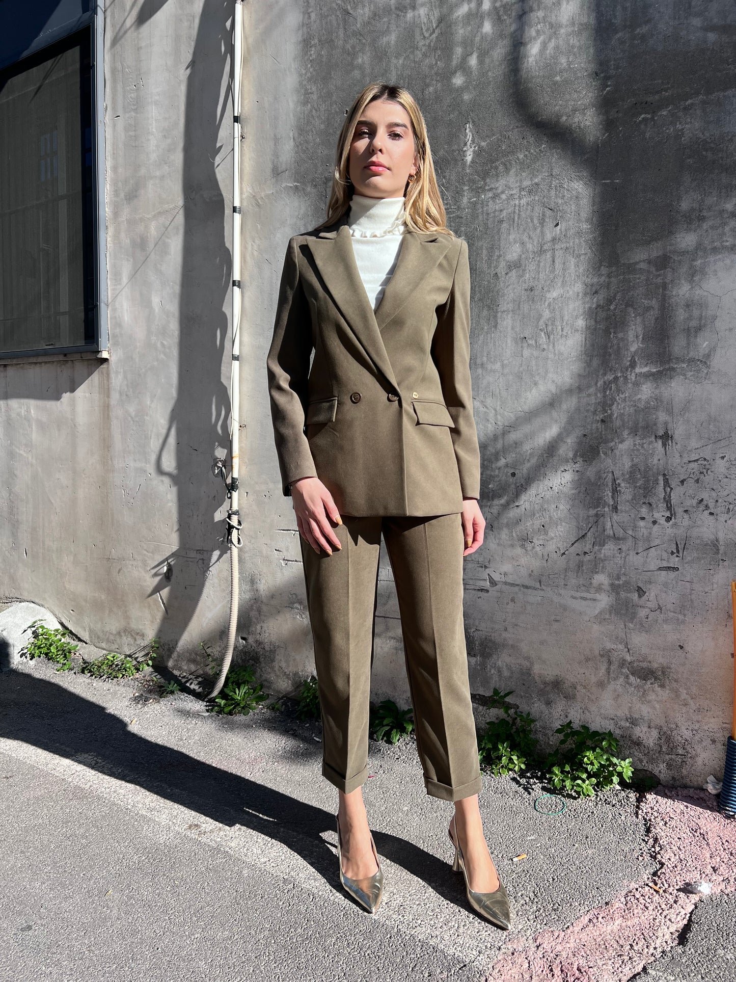 Tailleur donna verde militare elegante per ufficio e cerimonie - Erica Bellucci Milano