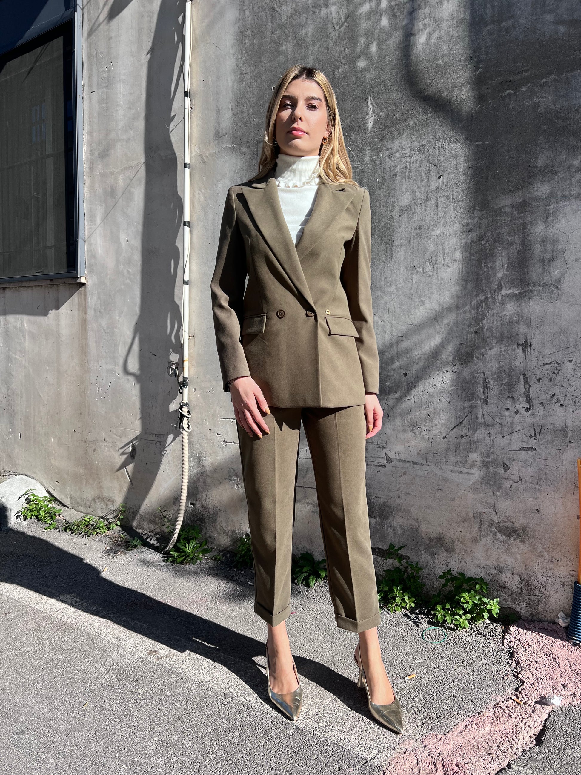 Tailleur donna verde militare elegante per ufficio e cerimonie - Erica Bellucci Milano