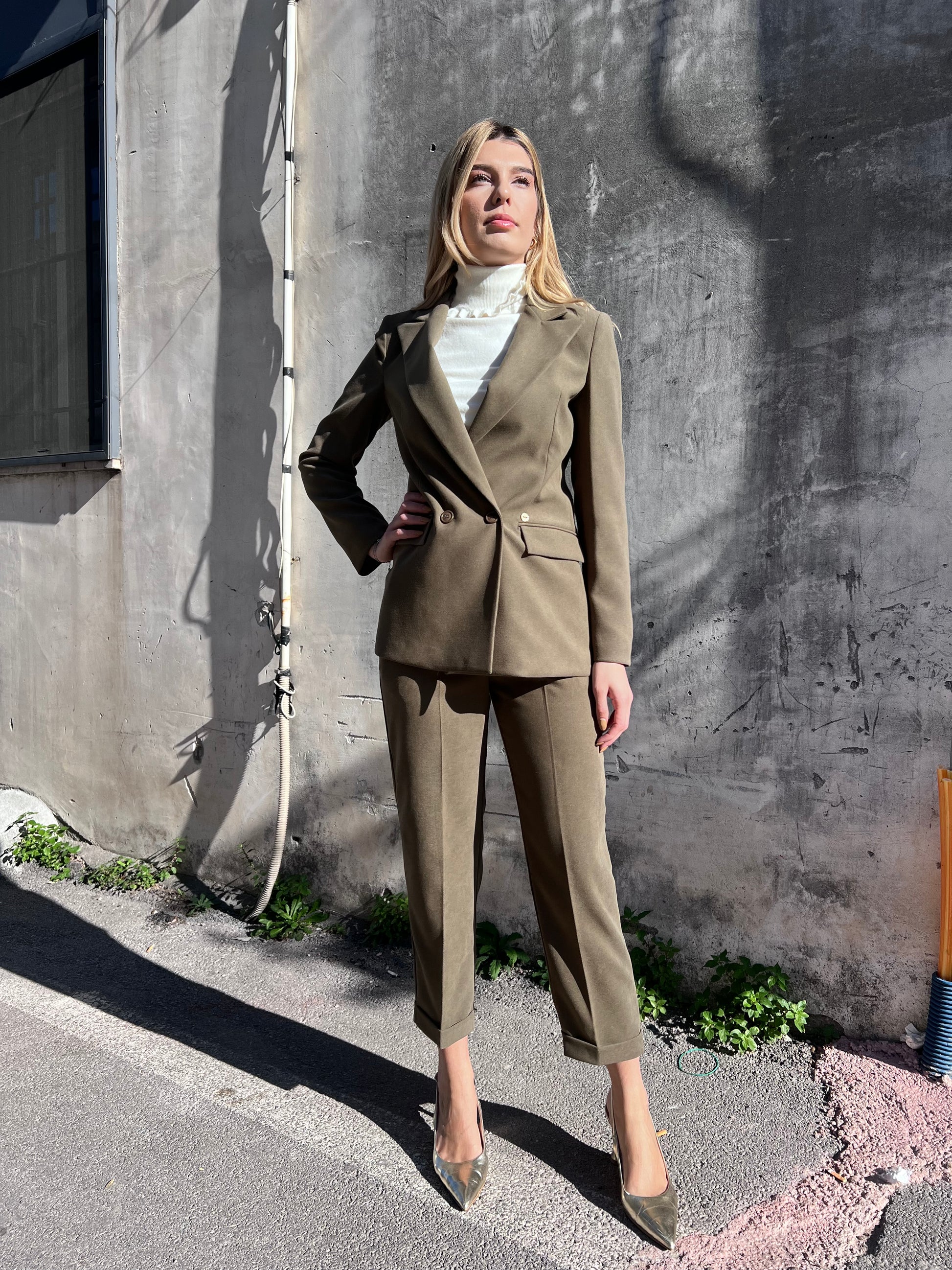 Tailleur donna verde militare elegante doppiopetto Erica Bellucci - vista frontale completa