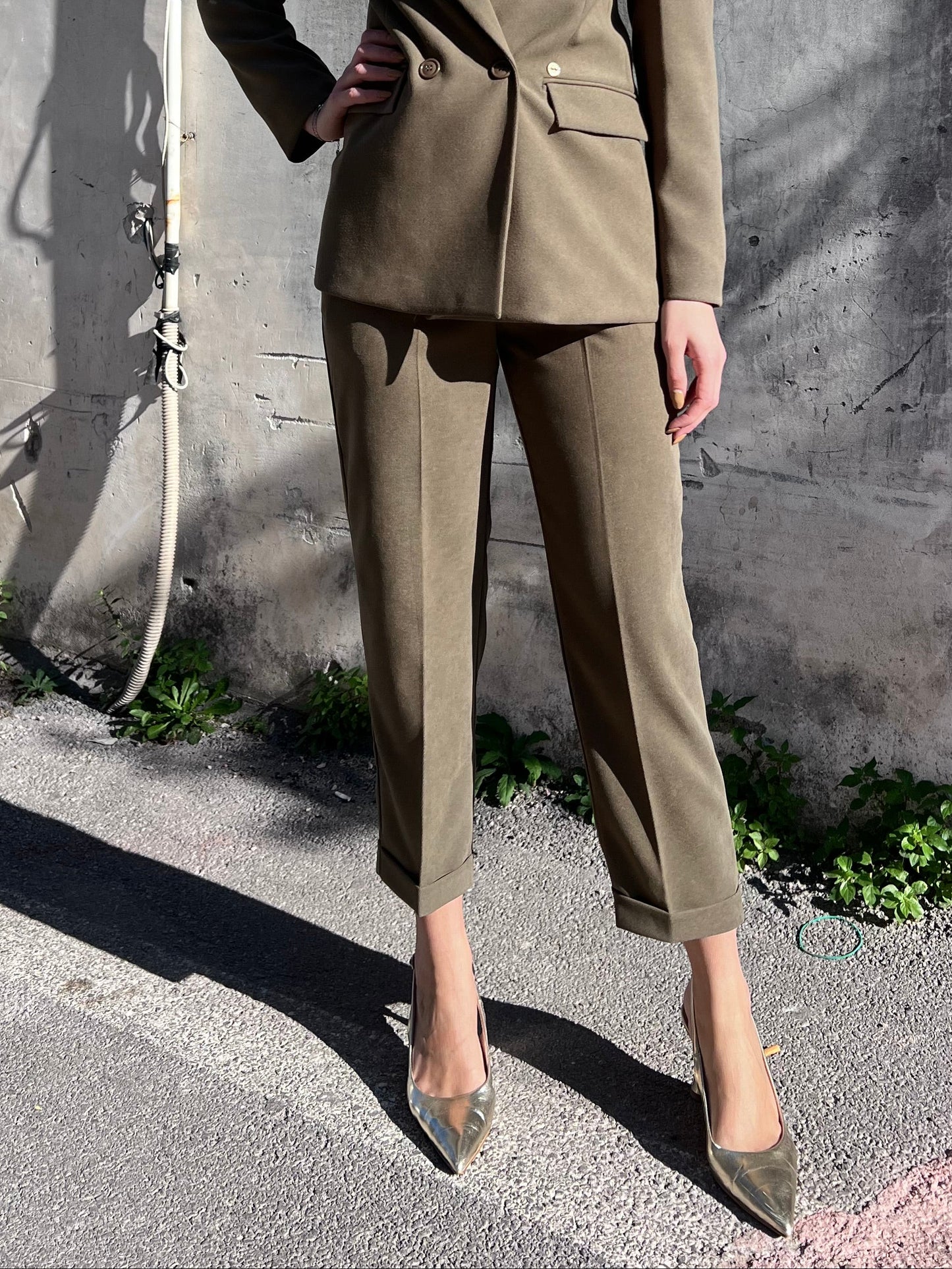 Vestibilità pantalone donna alta vita sigaretta camel verde - taglio italiano raffinato
