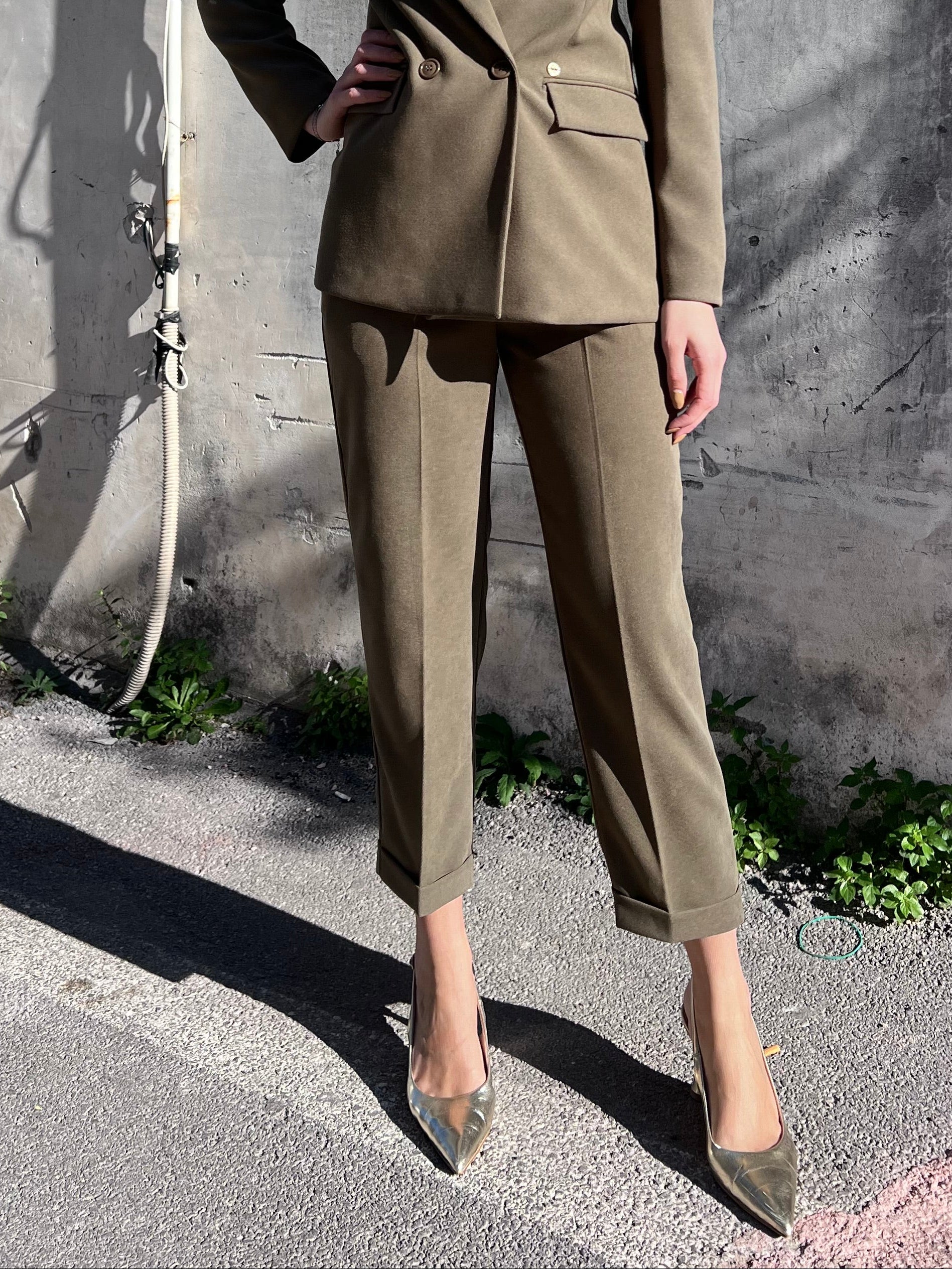 Vestibilità pantalone donna alta vita sigaretta camel verde - taglio italiano raffinato
