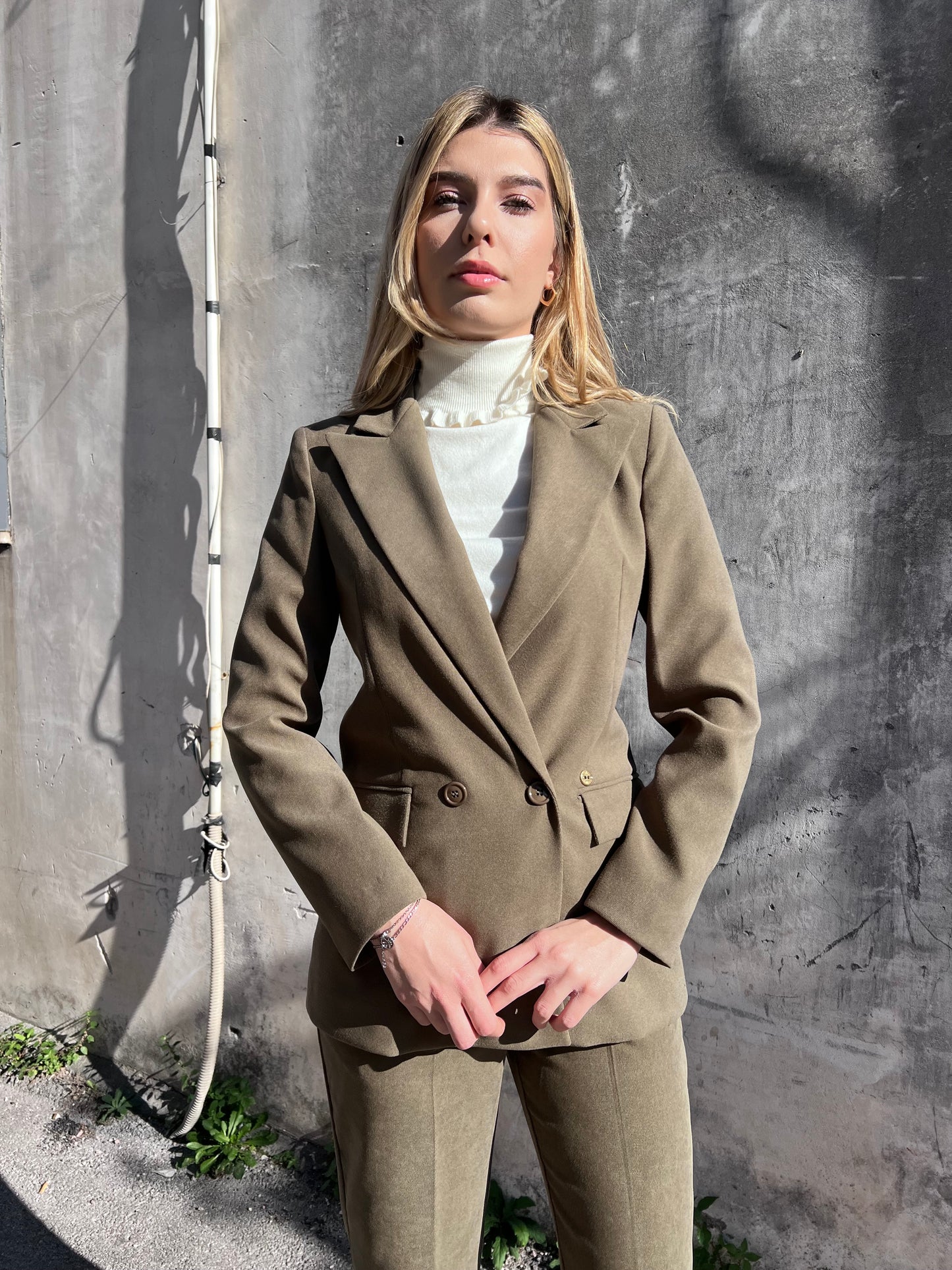 Dettaglio giacca doppiopetto tailleur verde militare Made in Italy - vestibilità avvitata