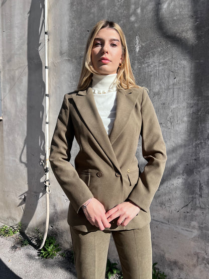 Dettaglio giacca doppiopetto tailleur verde militare Made in Italy - vestibilità avvitata