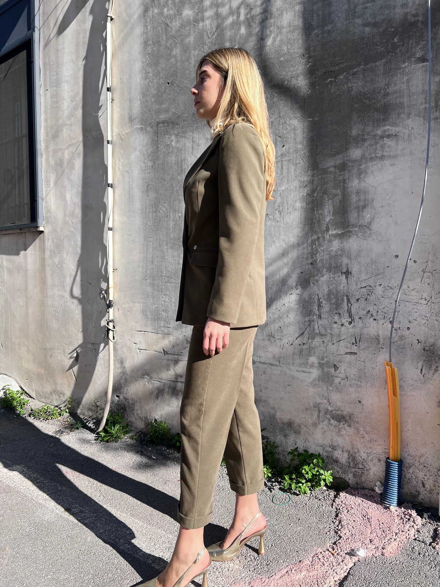 Tailleur verde militare Erica Bellucci - vista laterale giacca e pantalone coordinati