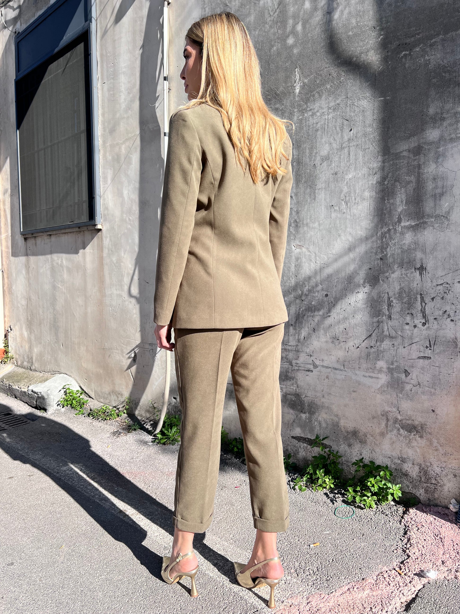 Tailleur verde militare Erica Bellucci - vista posteriore giacca e pantalone coordinati