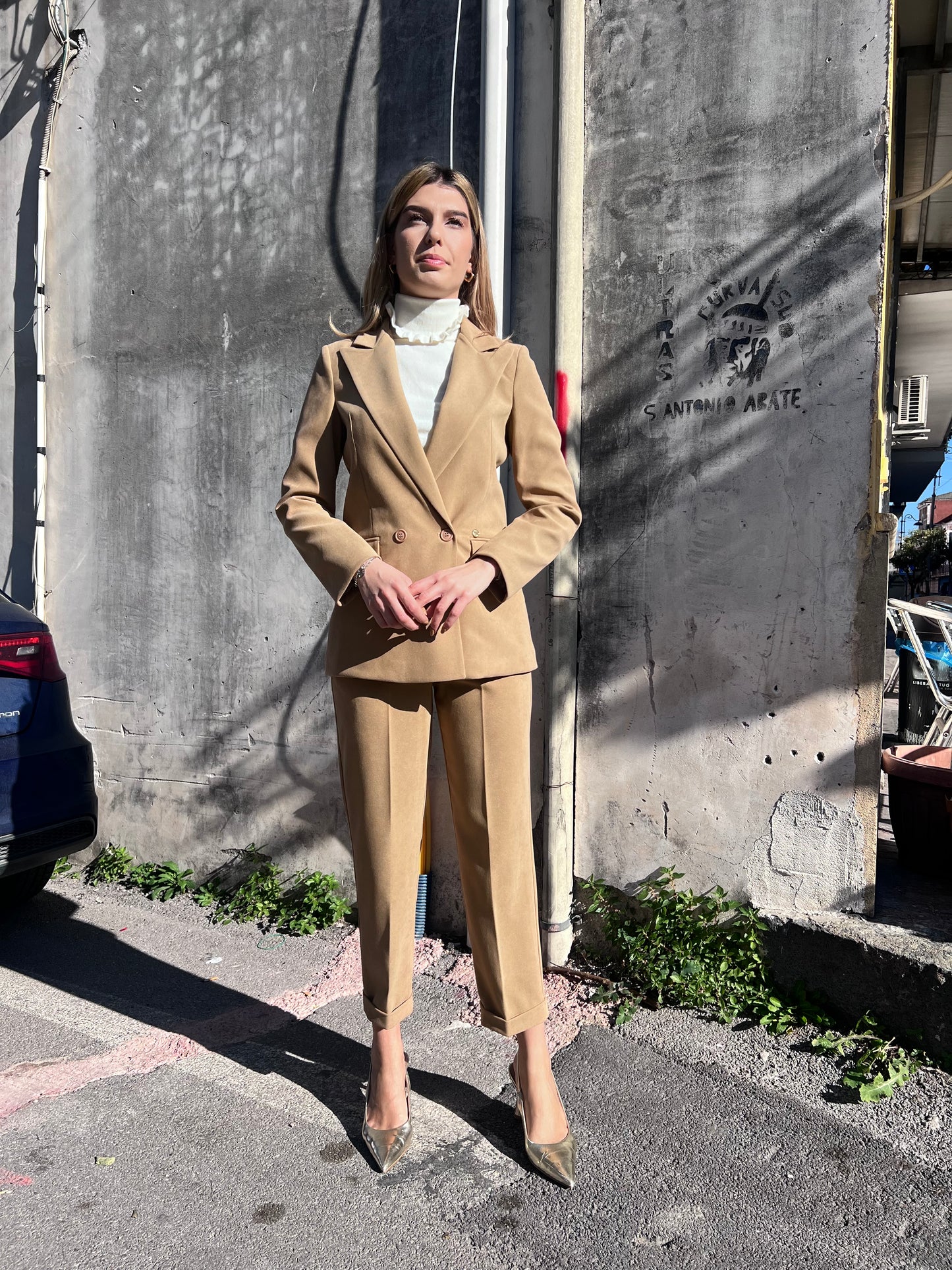 Tailleur donna beige scuro elegante doppiopetto Erica Bellucci - vista frontale completa
