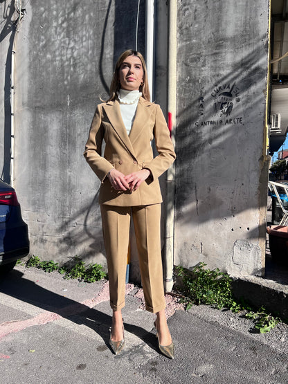 Tailleur donna beige scuro elegante doppiopetto Erica Bellucci - vista frontale completa
