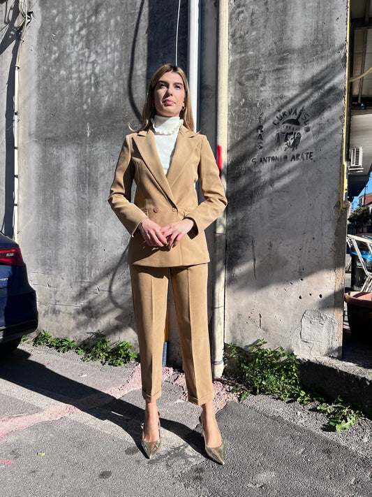 Tailleur donna beige scuro elegante doppiopetto Erica Bellucci - vista frontale completa
