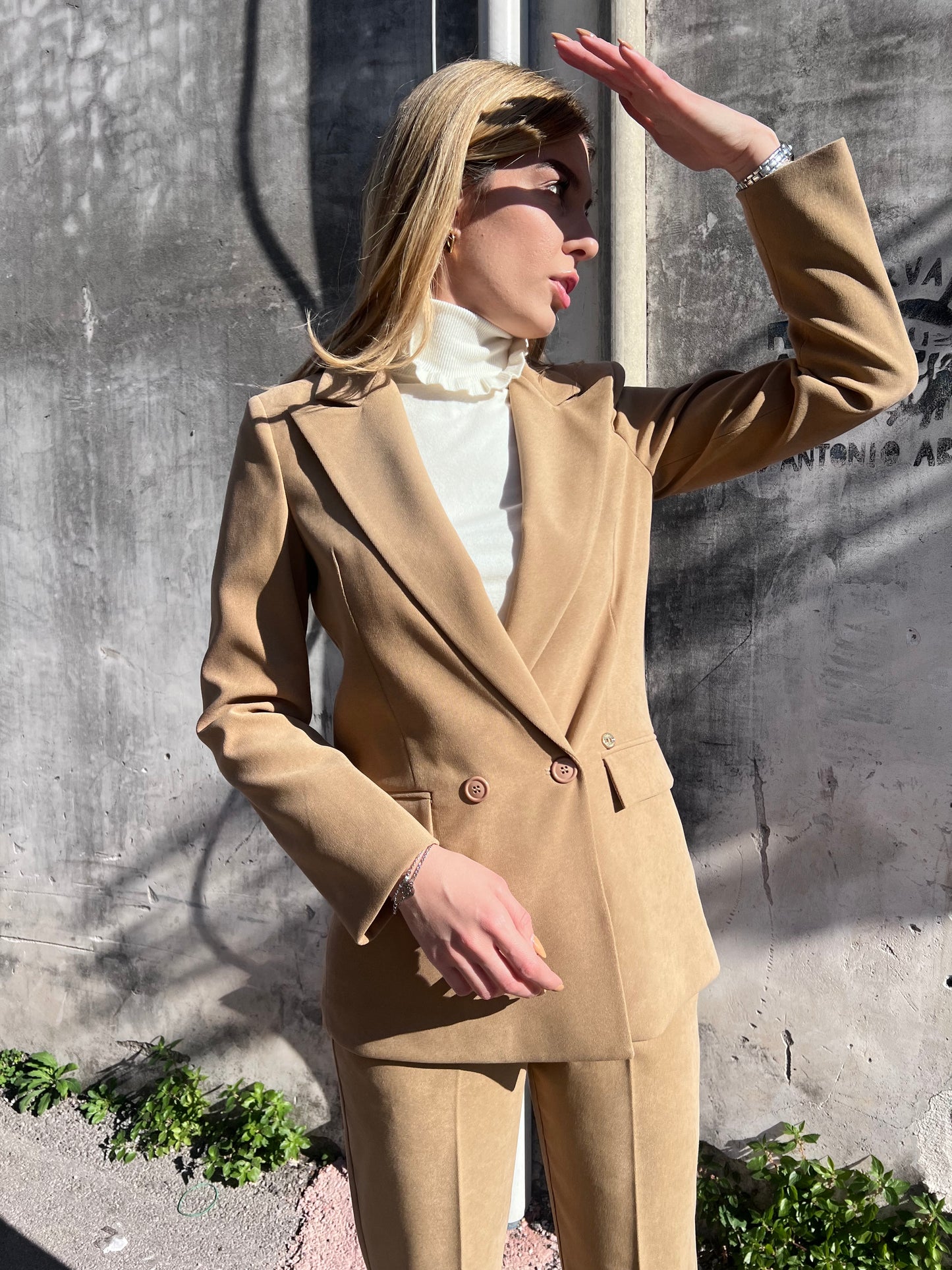 Dettaglio giacca doppiopetto tailleur beige scuro Made in Italy - vestibilità avvitata
