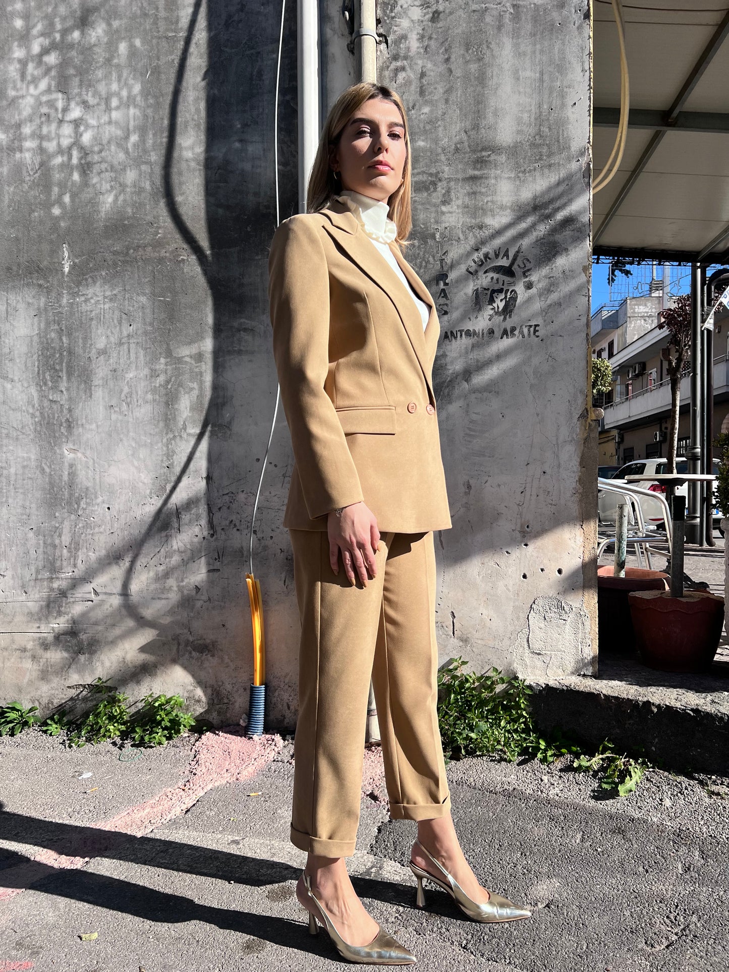 Tailleur beige scuro Erica Bellucci - vista laterale giacca e pantalone coordinati
