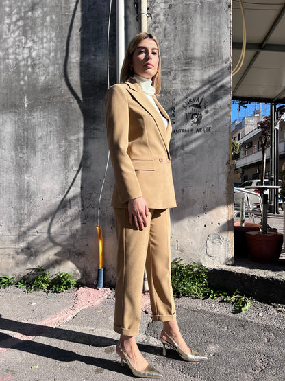 Tailleur beige scuro Erica Bellucci - vista laterale giacca e pantalone coordinati
