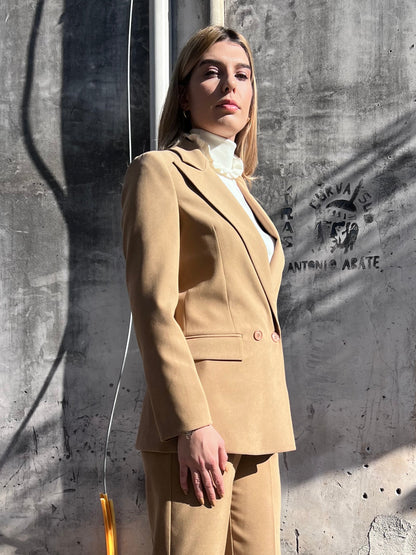 Dettaglio giacca doppio petto donna - Qualità artigianale italiana Erica Bellucci
colore camel