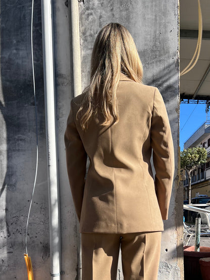 Giacca donna Made in Italy - colore camel - Vestibilità impeccabile e design raffinato - vista posteriore
