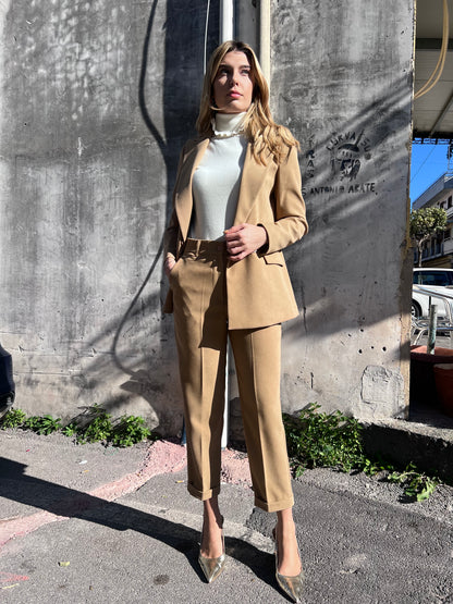 Tailleur donna beige scuro elegante per ufficio e cerimonie - Erica Bellucci Milano
