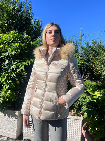 Giubbotto donna invernale 638  beige con cappuccio pelliccia, piumino trapuntato vista frontale