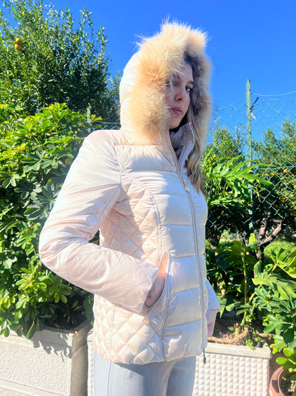Giubbotto donna invernale 638  beige con cappuccio pelliccia, piumino trapuntato- vista laterale e dettaglio cappuccio