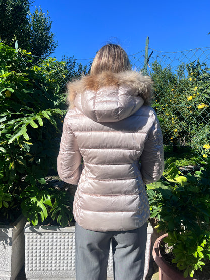 Giubbotto donna invernale 638  beige con cappuccio pelliccia, piumino trapuntato - vista posteriore e vestibilità avvitata