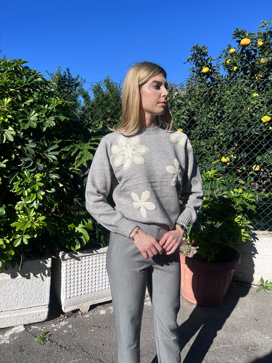 Maglione donna a manica lunga con applicazioni floreali - colore grigio - Taglia unica comoda
