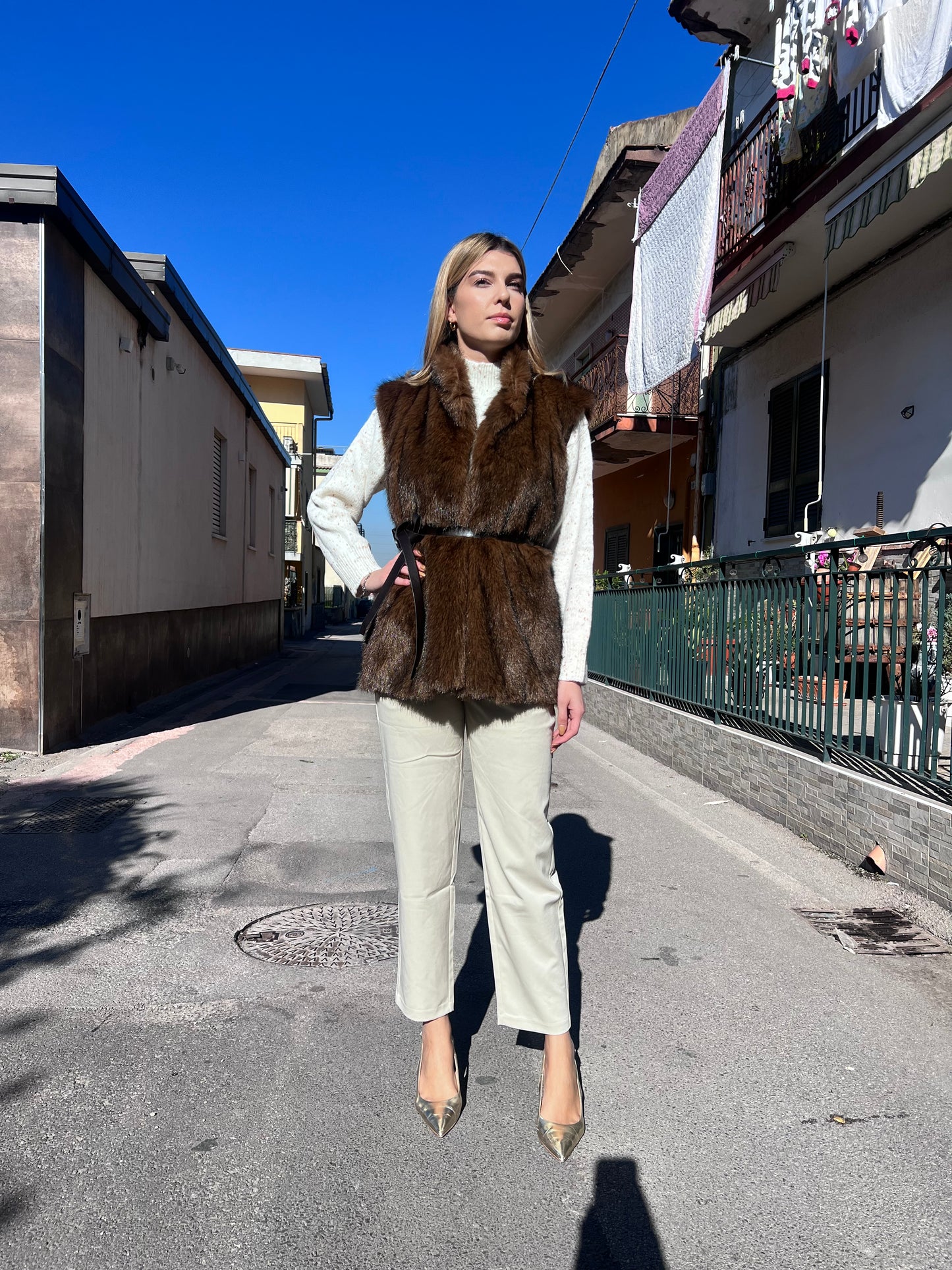 Eco pelliccia smanicata donna marrone cioccolato - outfit completo invernale
