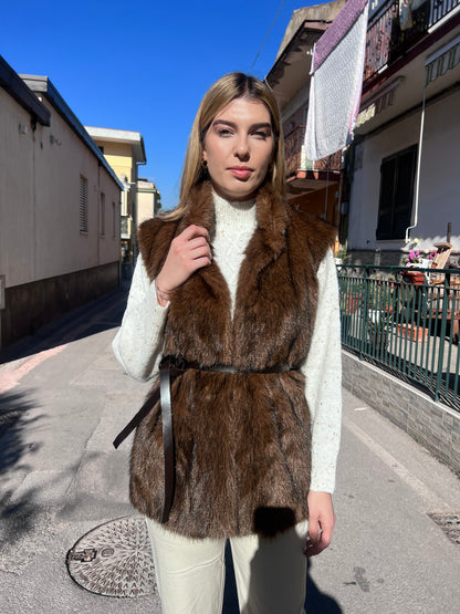 Eco pelliccia smanicata donna cioccolato - gilet elegante vista frontale
