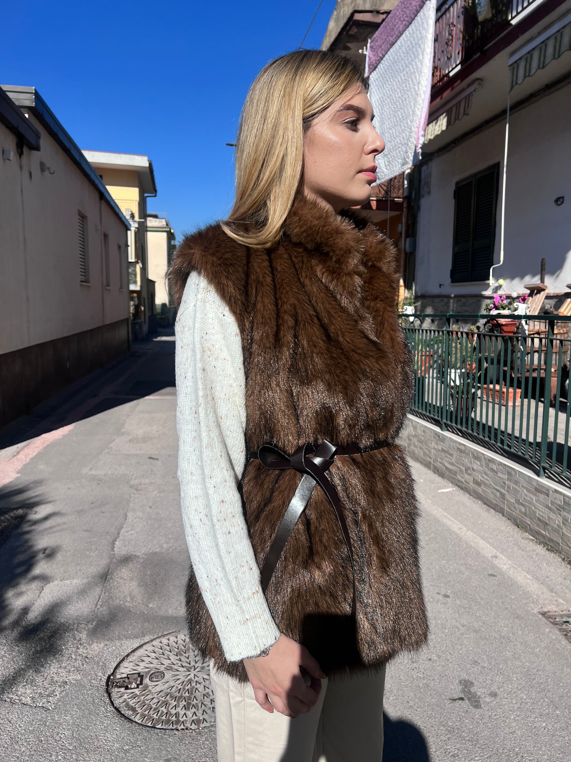 Eco pelliccia donna smanicata cioccolato - vista laterale interno foderato
