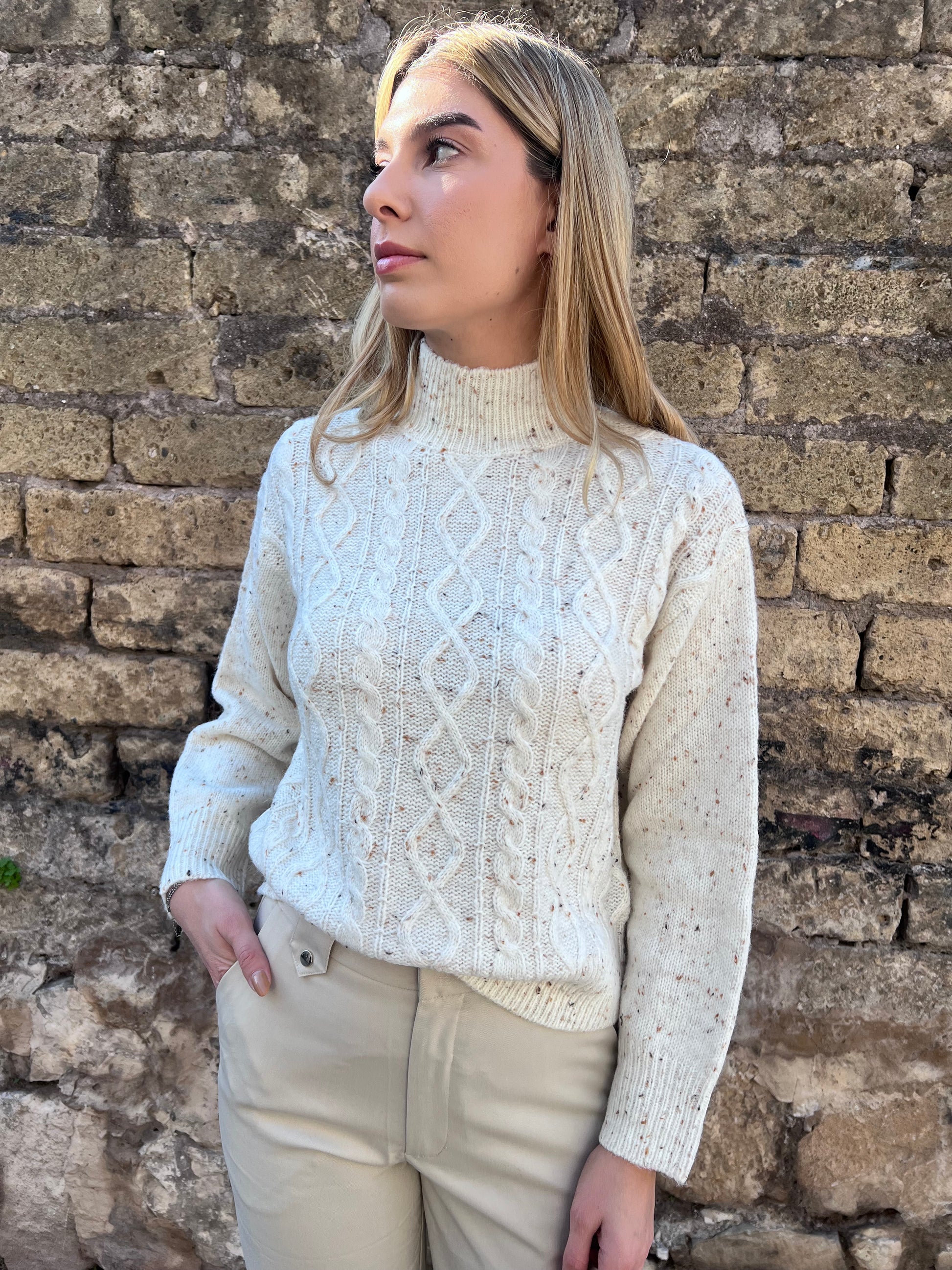 Maglione donna Hagall Tiffosi a trecce con collo alto - vista frontale- indossato da modella