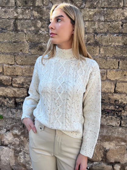 Maglione donna Hagall Tiffosi a trecce con collo alto - vista frontale- indossato da modella