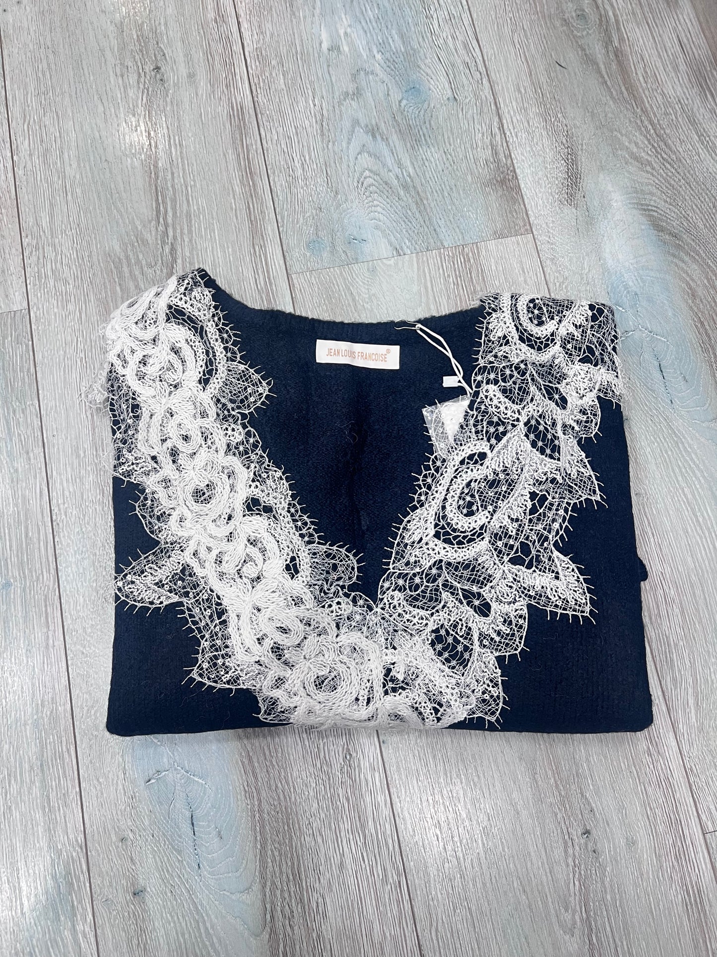 Maglione scollo V donna manica lunga - dettaglio texture tessuto morbido - colore dark blu
