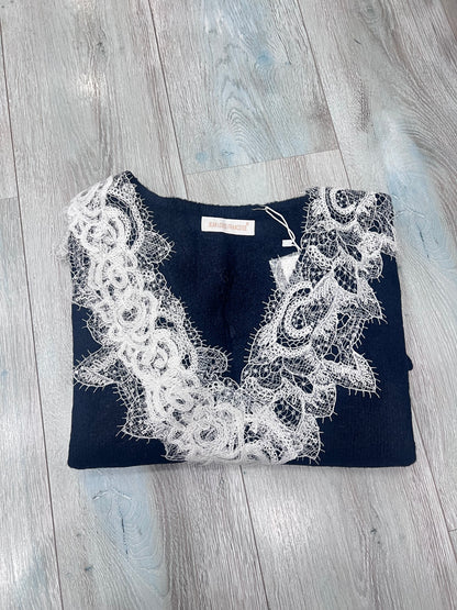 Maglione scollo V donna manica lunga - dettaglio texture tessuto morbido - colore dark blu
