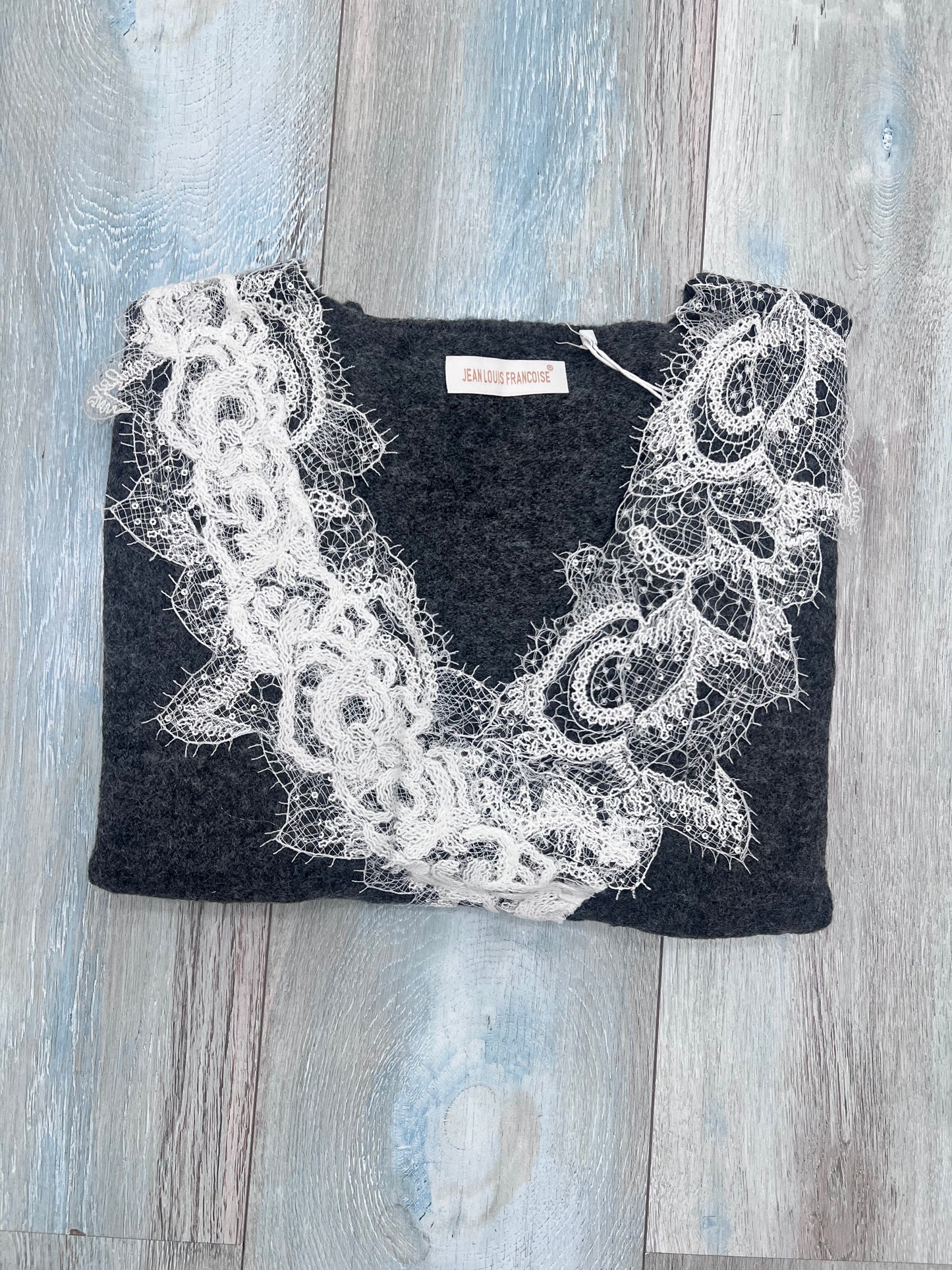 Maglione donna manica lunga scollo V - dettaglio lavorazione pizzo - colore grigio scuro
