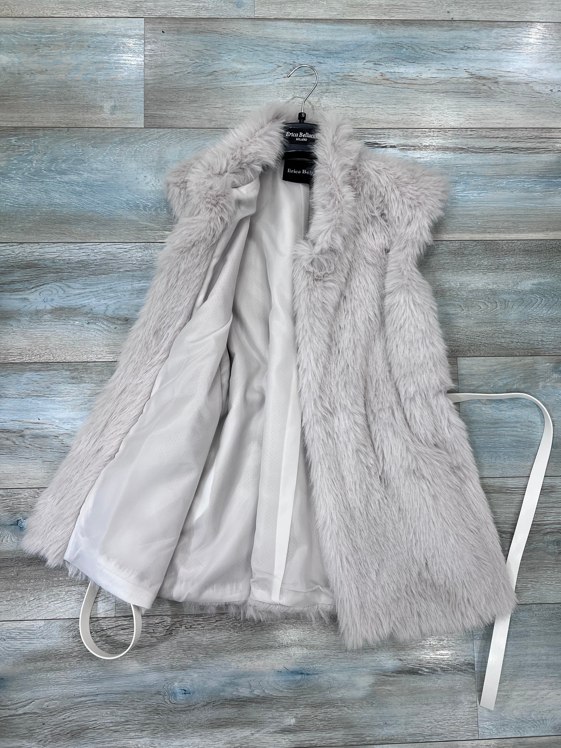 Eco pelliccia smanicata donna bianca - dettaglio texture e qualità tessuto
