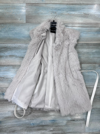 Eco pelliccia smanicata donna bianca - dettaglio texture e qualità tessuto
