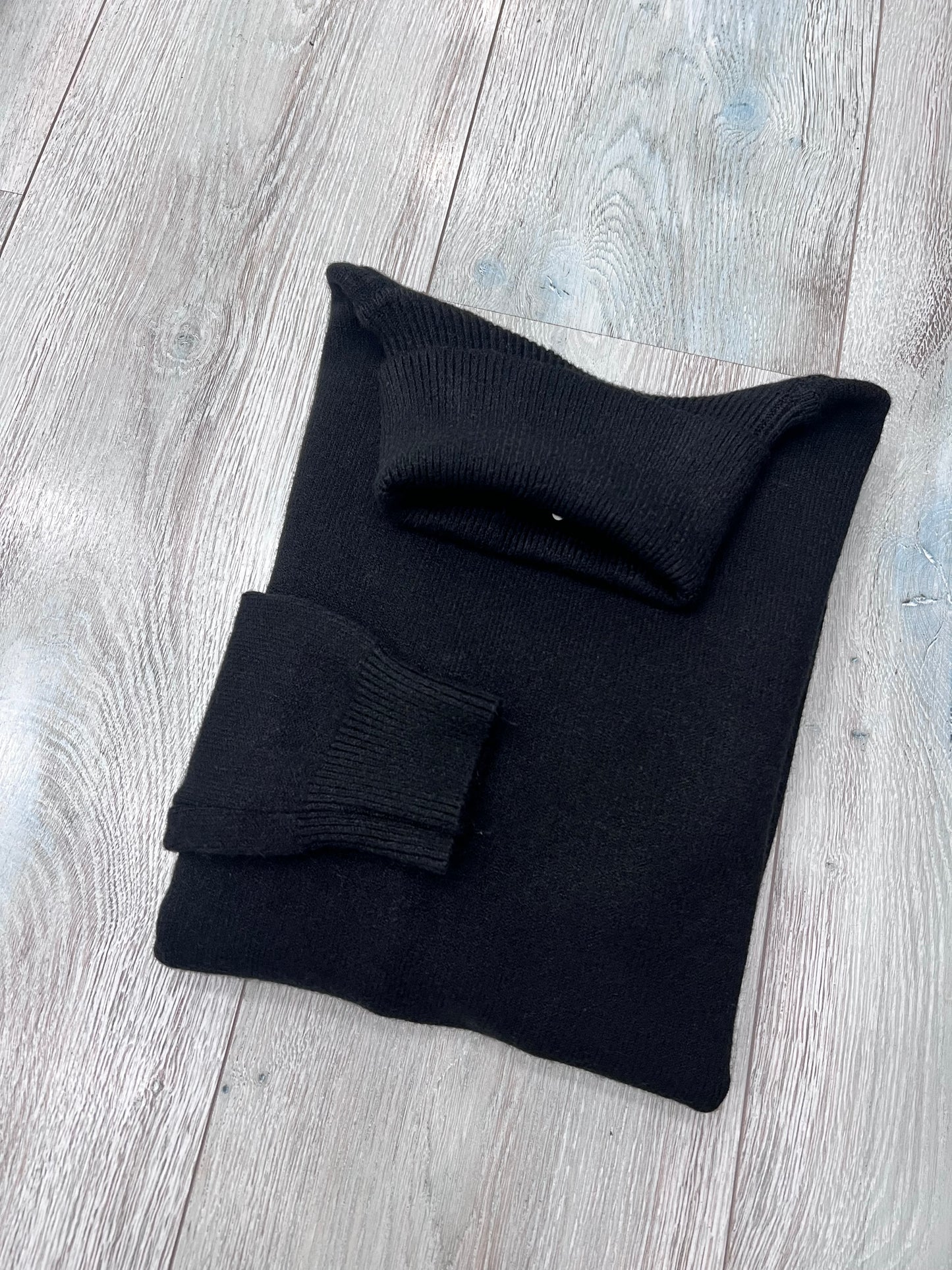 Dettaglio collo alto dolcevita maglia donna - tessuto elasticizzato caldo
