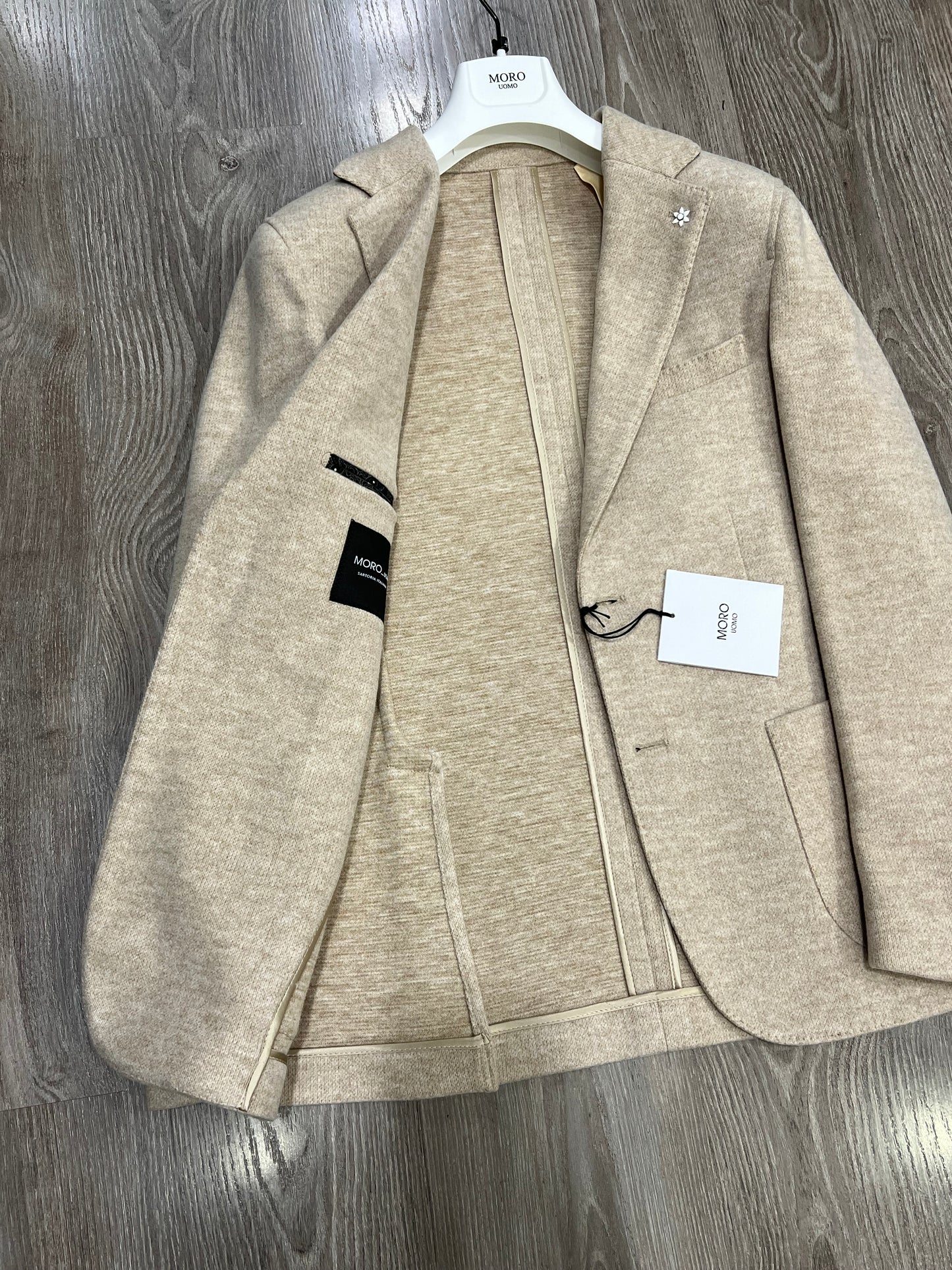 Giacca uomo beige Made in Italy - Dettaglio tessuto maglia e finiture artigianali
