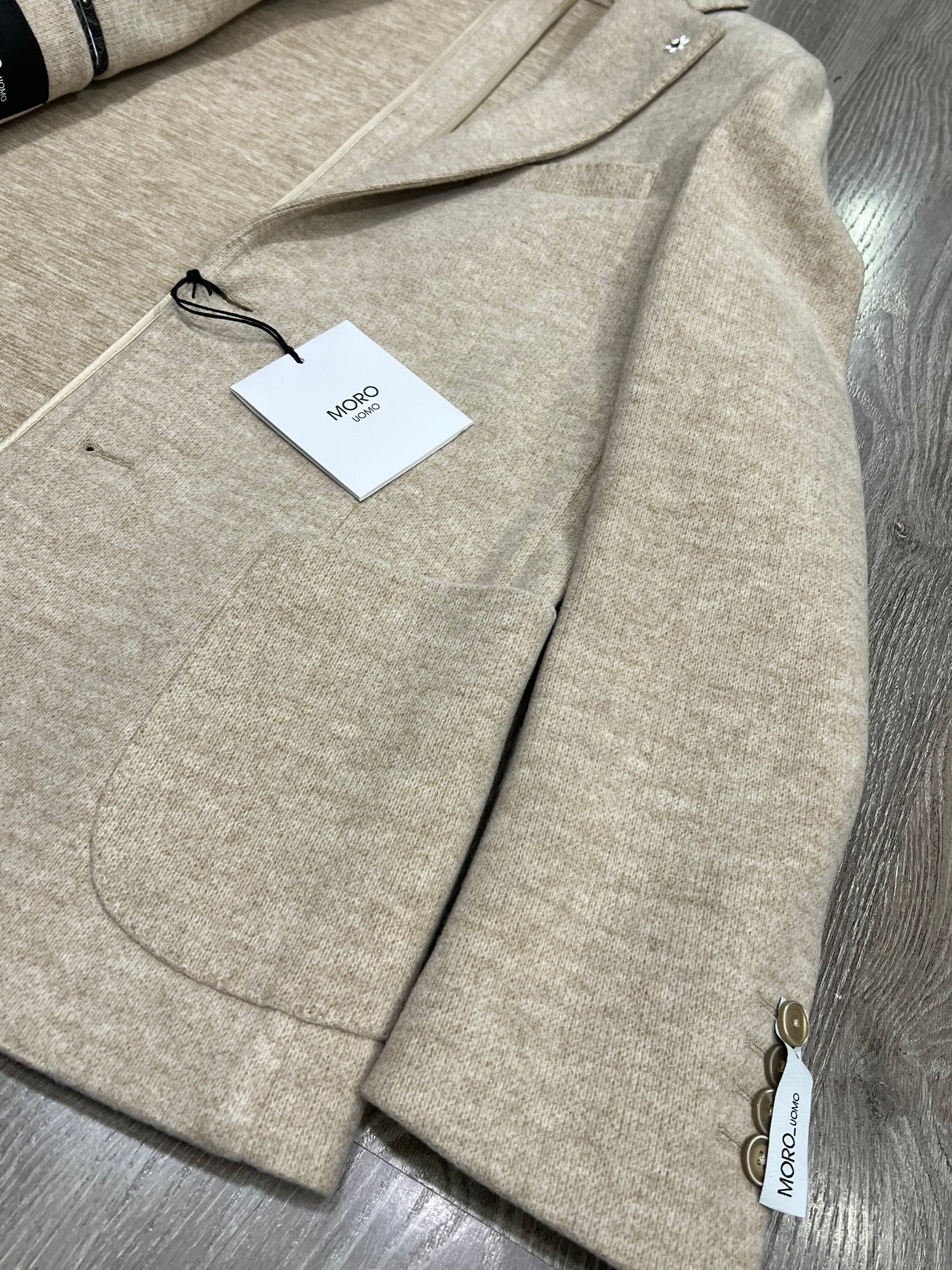 Giacca maglia beige uomo qualità premium - Dettaglio tasche a toppa artigianali
