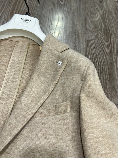 Giacca beige con tasche a toppa distintive - Qualità artigianale italiana
