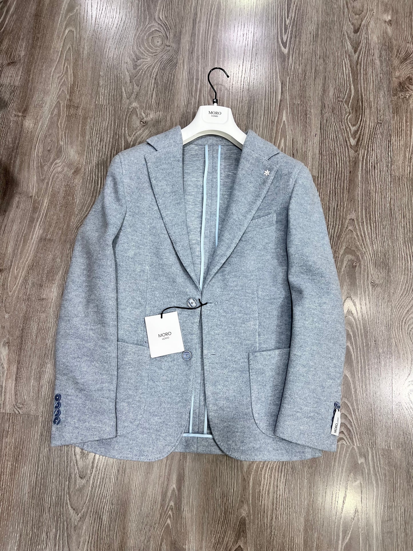 Giacca maglia celeste uomo qualità premium - Dettaglio tasche a toppa artigianali
