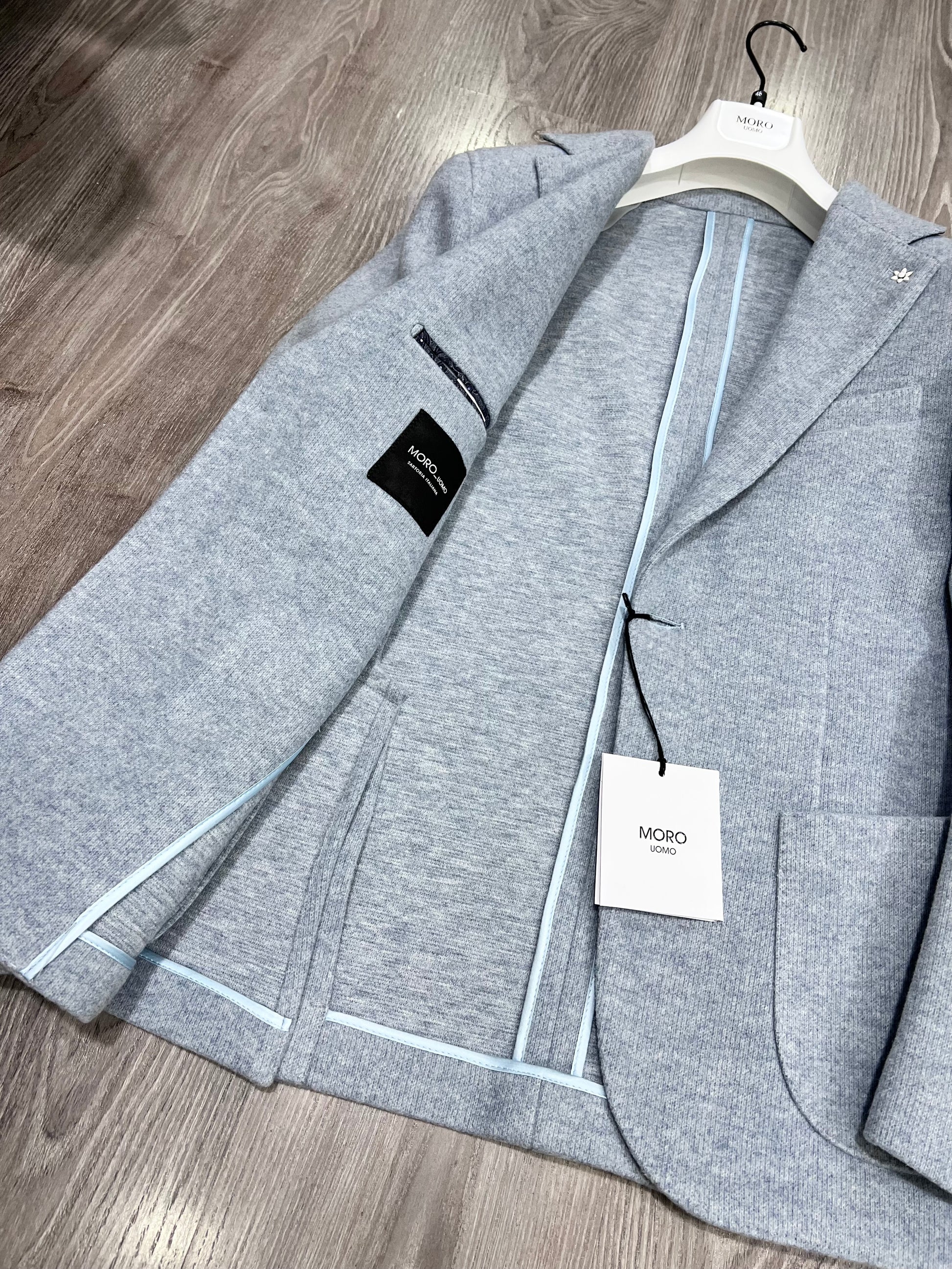 Giacca uomo celeste Made in Italy - Dettaglio tessuto maglia e finiture artigianali
