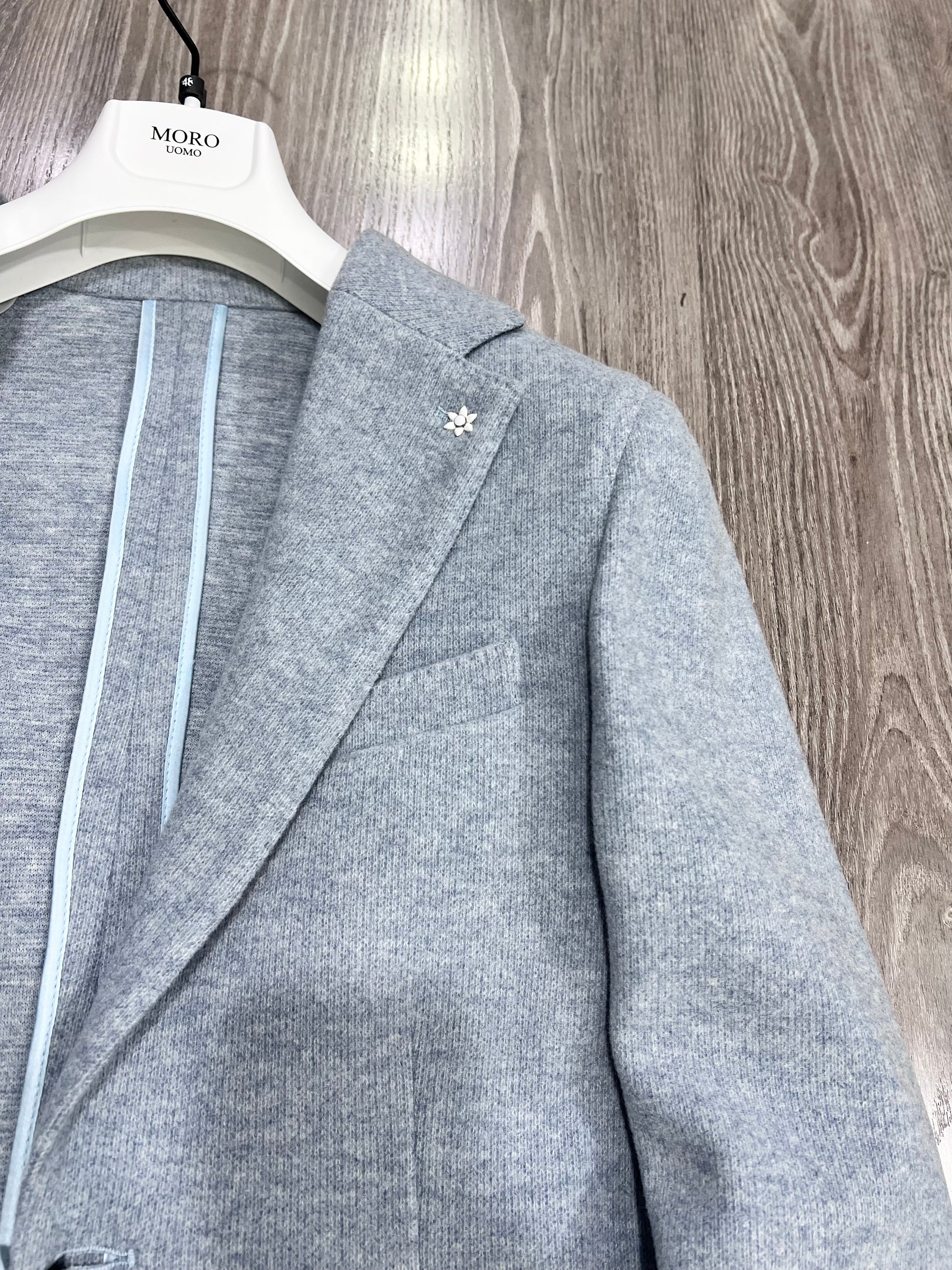 Giacca celeste con tasche a toppa distintive - Qualità artigianale italiana
