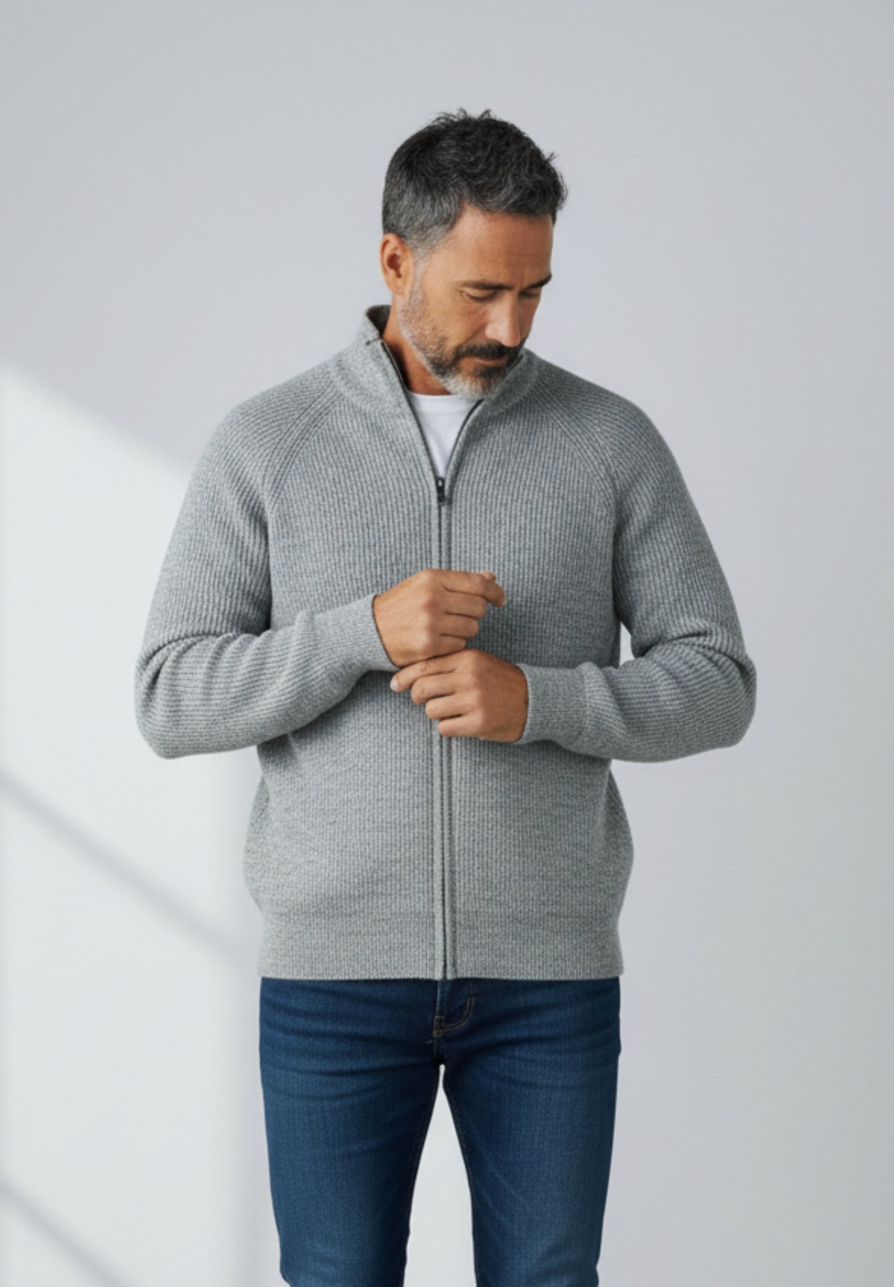 Cardigan uomo lana grigio con zip Made in Italy - vista frontale
